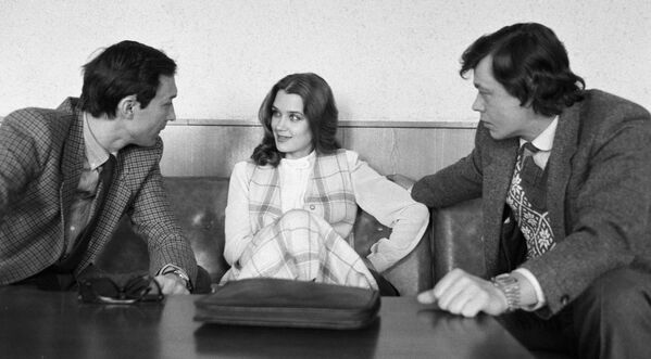 Ирина Алферова беседует с коллегами по театру Ленком - заслуженными артистами РСФСР Олегом Янковским (слева) и Николаем Караченцовым. - Sputnik Беларусь