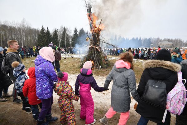 Хоровод вокруг горящего чучела - давняя традиция празднования Масленицы - Sputnik Беларусь