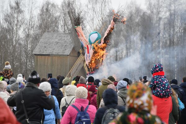 Традиция сжигать чучело в последний день Масленичной недели пришла к нам из языческих времен - Sputnik Беларусь