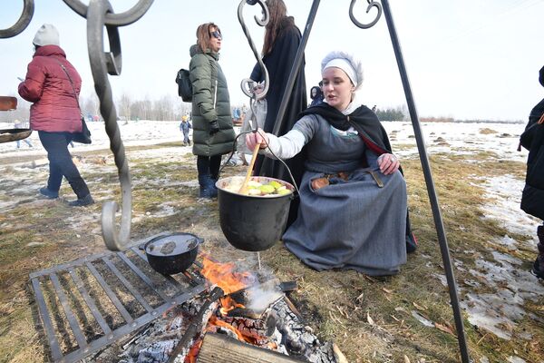 Традиционное угощение Масленицы - блины, но только ими дело не обходится - Sputnik Беларусь