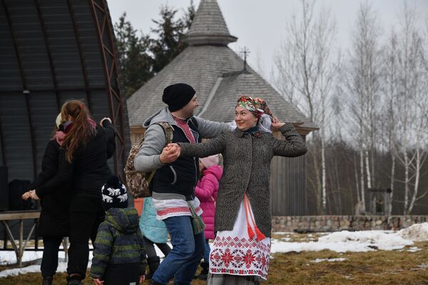 Танцы на Масленицу всегда энергичные, веселые и ритмичные - Sputnik Беларусь