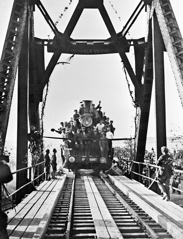 Первый поезд идет по новому мосту через реку Чу. Станция Чу - одна из первых железнодорожных станций Туркестано-Сибирской магистрали, соединившей Среднюю Азию с Сибирью. 1930 год. - Sputnik Беларусь