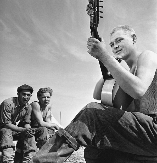 Целинники поют песни под гитару во время обеденного перерыва. Казахстан, 1959 год. - Sputnik Беларусь