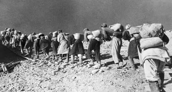 Строители Большого Ферганского канала выносят на плечах грунт в мешках. Узбекистан, 1939 год. - Sputnik Беларусь