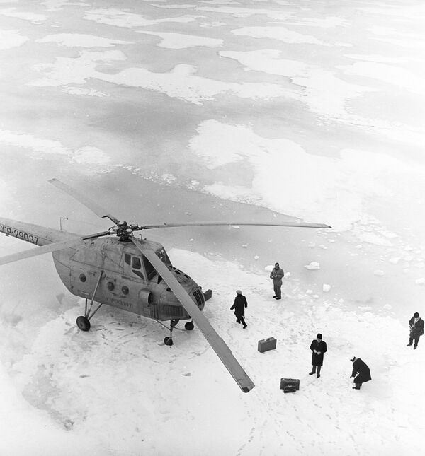 Вертолет на льдине перед вылетом на остров Диксон, 1964 год. - Sputnik Беларусь