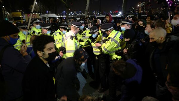 Полиция Лондона разгоняет акцию протеста 13 марта - Sputnik Беларусь