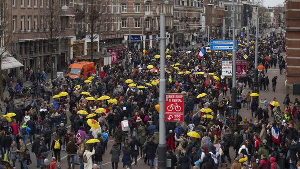 Протестующие покидают Музейную площадь в Амстердаме после демонстрации против политики правительства, связанной с коронавирусом - Sputnik Беларусь