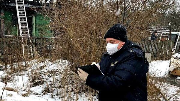 Следователи проводят осмотр места происшествия с тремя погибшими - Sputnik Беларусь