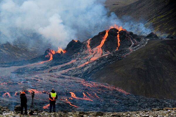 Потоки лавы во время извержения вулкана на полуострове Рейкьянес в Исландии - Sputnik Беларусь