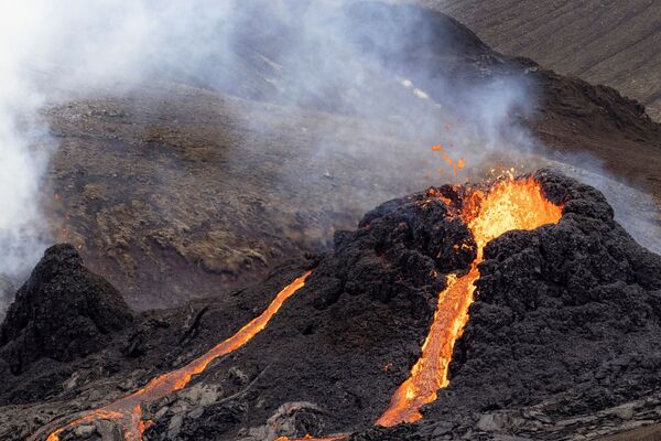 Лава от извержения вулкана на полуострове Рейкьянес на юго-западе Исландии  - Sputnik Беларусь
