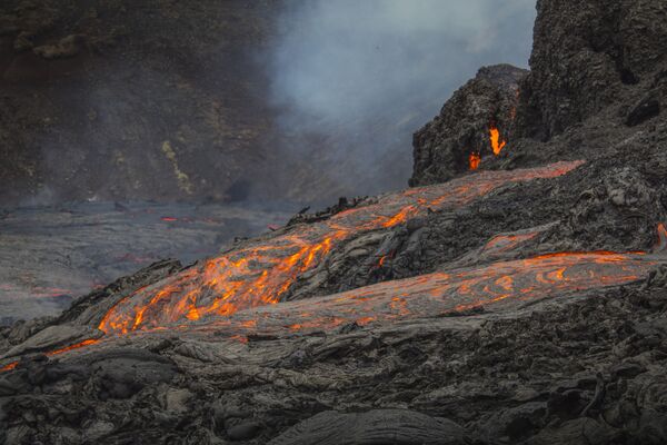 Извержение вулкана в Гелдингадалур на полуострове Рейкьянес в Исландии - Sputnik Беларусь