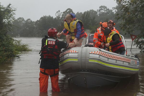 Австралийская семья, спасенная бригадой службы по чрезвычайным ситуациям, доставлена в безопасное место из зоны масштабного наводнения - Sputnik Беларусь