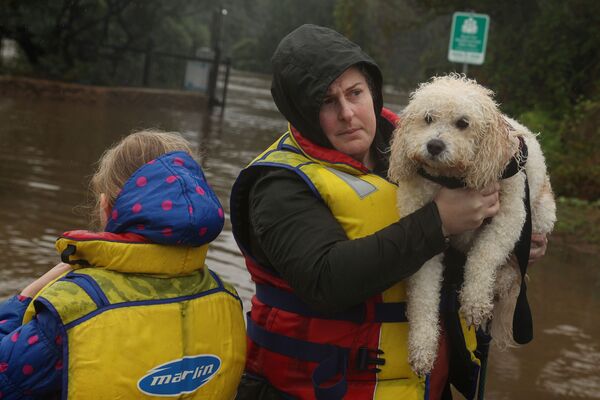 Семьи и их домашние животные эвакуированы из затопленных домов в Новом Южном Уэльсе - Sputnik Беларусь