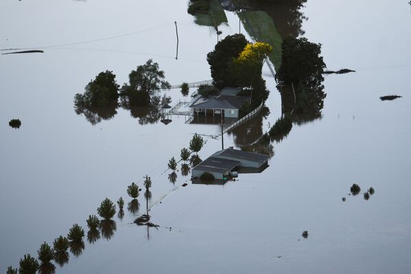 Частично затопленный дом виден с вертолета в пострадавших от наводнения районах Виндзор и Питт-Таун вдоль реки Хоксбери недалеко от Сиднея, Австралия - Sputnik Беларусь