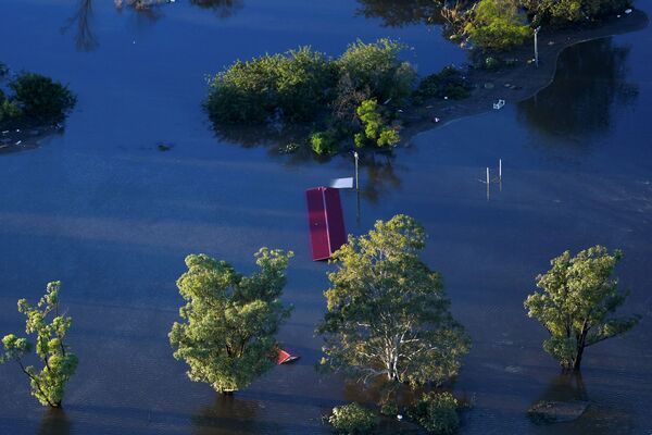 Затопленные дома видны с вертолета в пострадавших от наводнения районах Виндзор и Питт-Таун вдоль реки Хоксбери недалеко от Сиднея, Австралия - Sputnik Беларусь