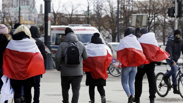 Противники общенационального карантина протестуют против этой меры без масок в Варшаве - Sputnik Беларусь