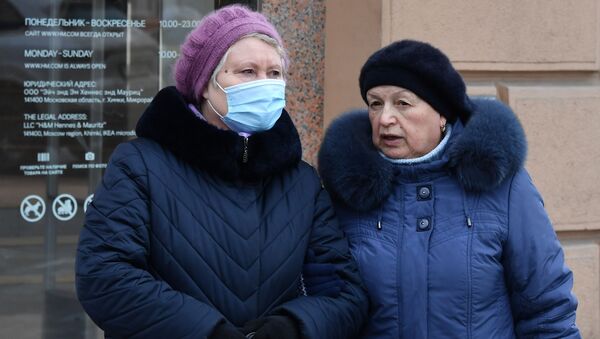 Женщины в защитных масках в Москве - Sputnik Беларусь