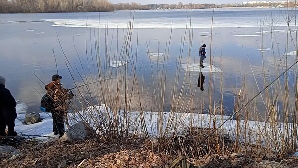 Рыбаки спасли плавающего на льдине мальчика с помощью спиннинга (видео) - Sputnik Беларусь