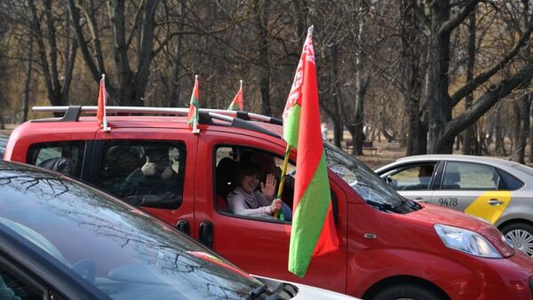 Участники автопробега в поддержку властей в Минске 27 марта - Sputnik Беларусь