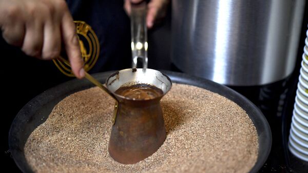 Мексиканский бариста готовит фирменный турецкий кофе в медном горшочке на горячем песке, Мехико - Sputnik Беларусь