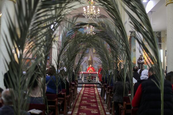 Прихожане посещают мессу в Вербное воскресенье в церкви в городе Газа - Sputnik Беларусь