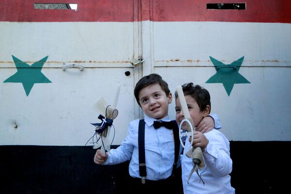 Мальчики во время празднования Вербного воскресенья у церкви в Дамаске, Сирия - Sputnik Беларусь