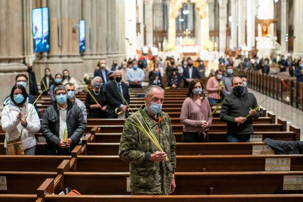 Традиционая служба в Вербное воскресенье во время пандемии коронавируса в соборе Святого Патрика в Нью-Йорке - Sputnik Беларусь