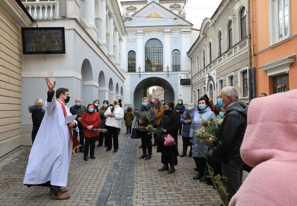 Верующие держат украшенные ветки можжевельника и вербы у Часовни Острой брамы в Вильнюсе - Sputnik Беларусь