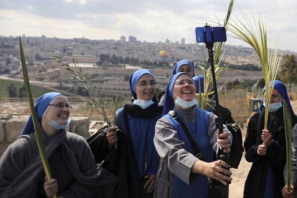 Монахини позируют для селфи на Елеонской горе в Иерусалиме - Sputnik Беларусь