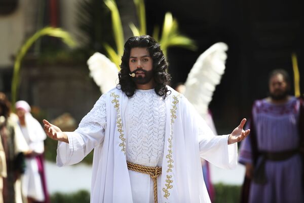 Прихожанин играет роль Иисуса Христа во время спектакля в Вербное воскресенье возле собора Истапалапа в Мехико - Sputnik Беларусь