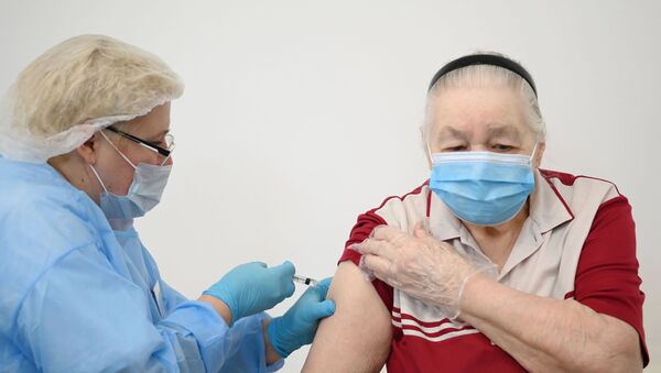 Пожилая женщина вакцинируется от COVID-19 российской вакциной Спутник V - Sputnik Беларусь