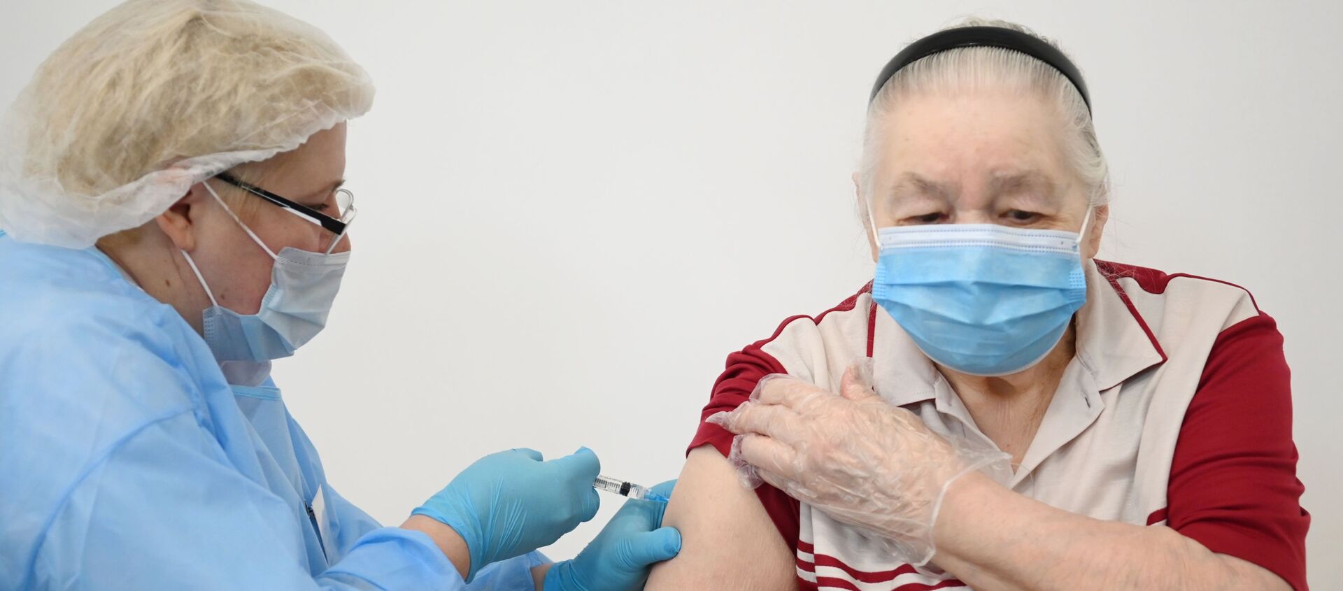 Пожилая женщина вакцинируется от COVID-19 российской вакциной Спутник V - Sputnik Беларусь, 1920, 30.03.2021