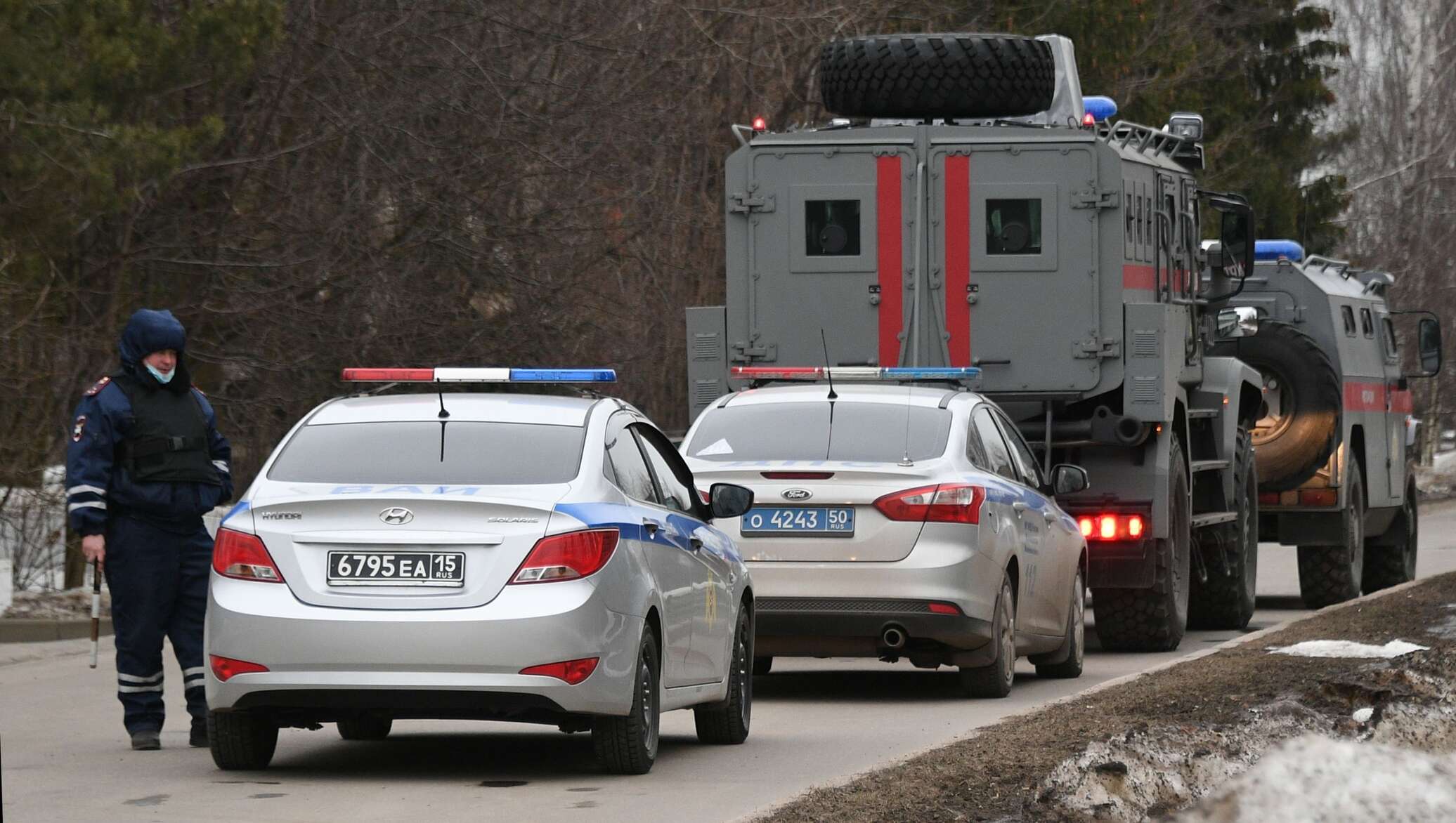 Стрельба в подмосковье сегодня новости последнего часа. Барданов Вешки. Машины правоохранительных органов. Полиция перекрыла дорогу.