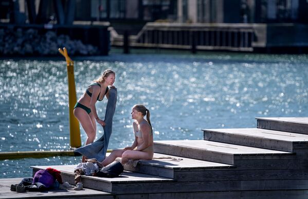 Девушки наслаждаются теплой погодой в Копенгагене - Sputnik Беларусь
