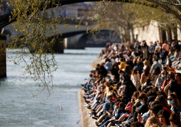 Толпы людей наслаждаются солнцем на берегу Сены в Париже, Франция - Sputnik Беларусь