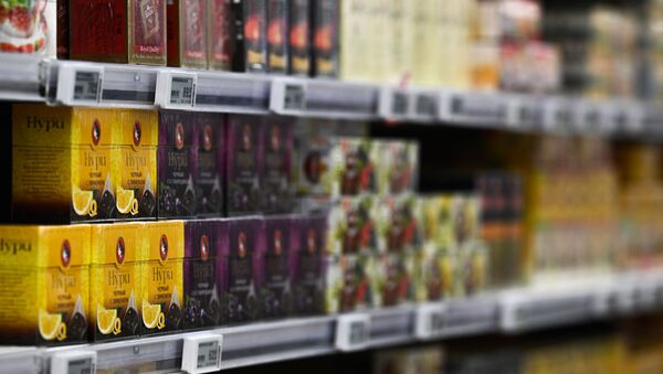 Упаковки с черным чаем в гипермаркете - Sputnik Беларусь