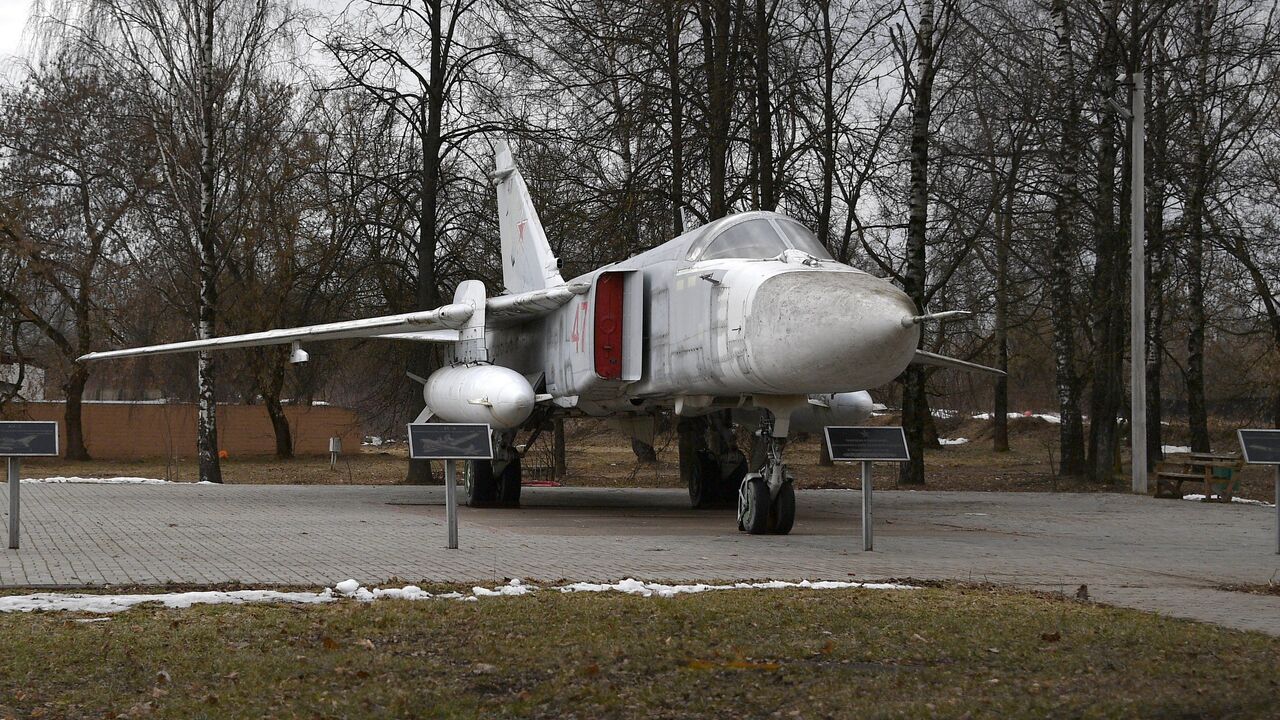 Военный аэродром, где базировались ракетоносцы, продают в Беларуси -  06.04.2023, Sputnik Беларусь