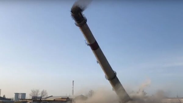 Сотрудники МЧС взорвали в Пинске 90-метровую дымовую трубу - Sputnik Беларусь