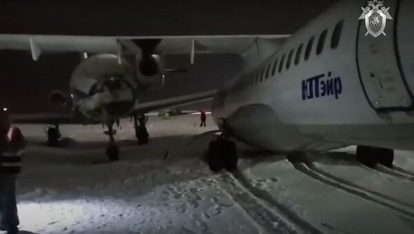 Укатившийся самолет ATR-72 столкнулся в аэропорту Сургута с Як-40 (видео) - Sputnik Беларусь