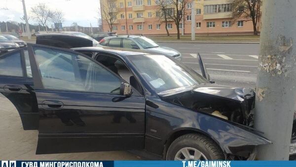  BMW врезался в МАЗ, а потом в столб в Минске - Sputnik Беларусь