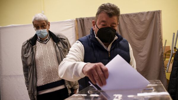 Мужчина голосует на избирательном участке во время парламентских выборов в Софии 4 апреля 2021 года - Sputnik Беларусь
