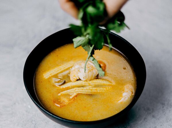 Чупе из креветок (чупе де камаронес) - это сливочный кремовый суп-пюре с креветками и кукурузой из Перу. Также при его приготовлении используется рис, картофель, чеснок, лайм и кокосовое молоко. - Sputnik Беларусь