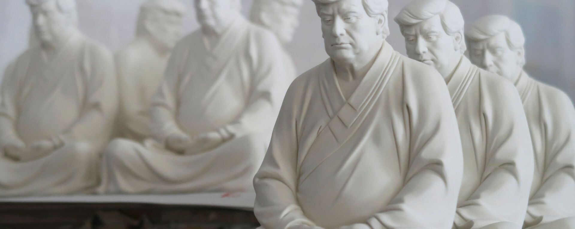 Статуи бывшего президента США Дональда Трампа в буддийской медитативной позе работы китайского дизайнера - Sputnik Беларусь, 1920, 09.04.2021