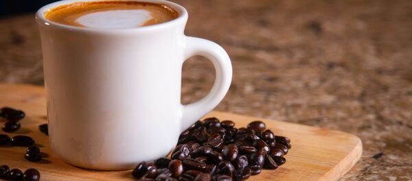 Чашка кофе в кофейных зернах Чашка кофе в кофейных зернах - Sputnik Беларусь