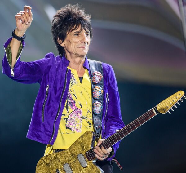 Участник групп The Rolling Stones и The Faces Ронни Вуд происходит из цыганской семьи, он вырос недалеко от аэропорта Хитроу с сильным желанием только играть музыку и рисовать. Участник групп The Rolling Stones и The Faces Ронни Вуд происходит из цыганской семьи, он вырос недалеко от аэропорта Хитроу с сильным желанием только играть музыку и рисовать. - Sputnik Беларусь