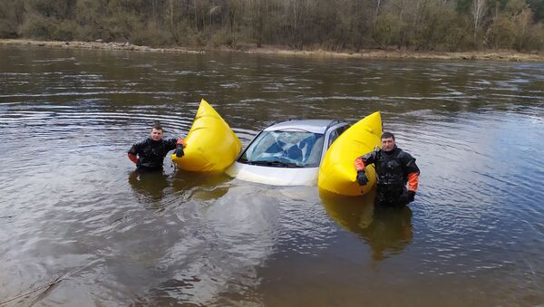 Спасатели вытащили из Немана утонувшую в реке машину - Sputnik Беларусь
