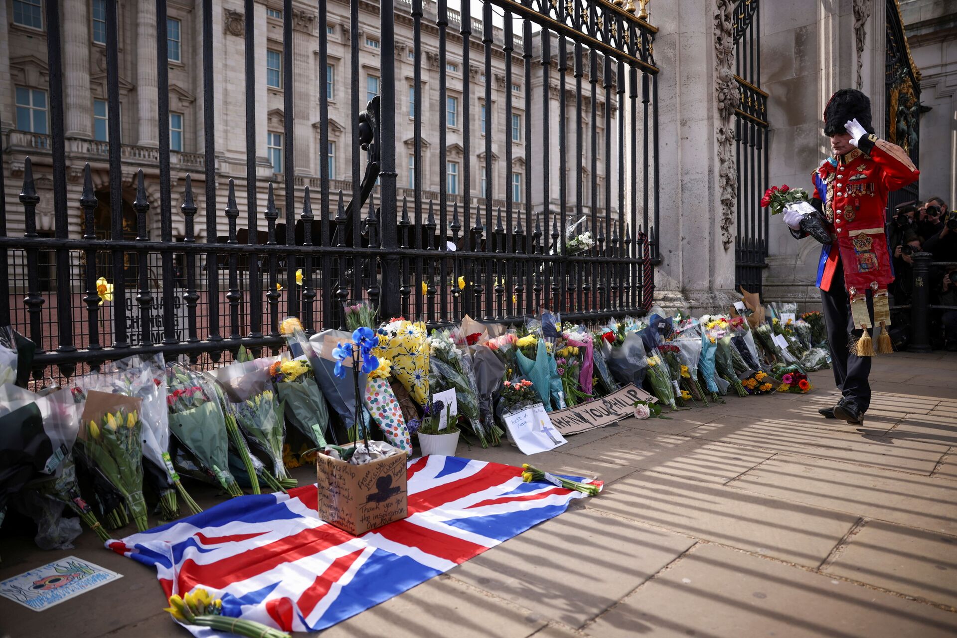 Жители Лондона несут цветы к Букингемскому дворцу в память о принце Филиппе - Sputnik Беларусь, 1920, 09.04.2021