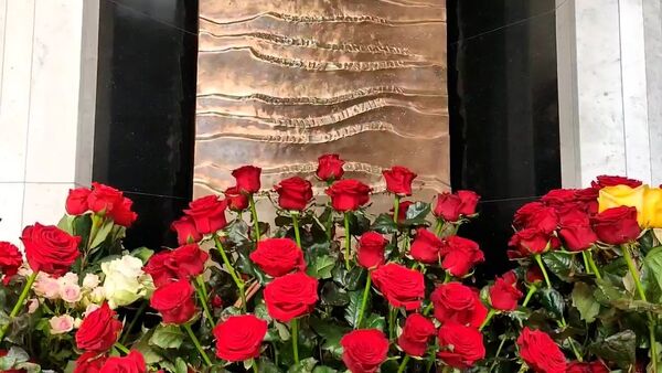 Минчане несут цветы к мемориалу погибшим на Октябрьской – видео - Sputnik Беларусь
