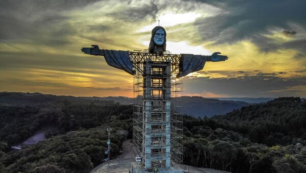 Узвядзенне новай статуі Ісуса Хрыста ў бразільскім горадзе Энкантада - Sputnik Беларусь