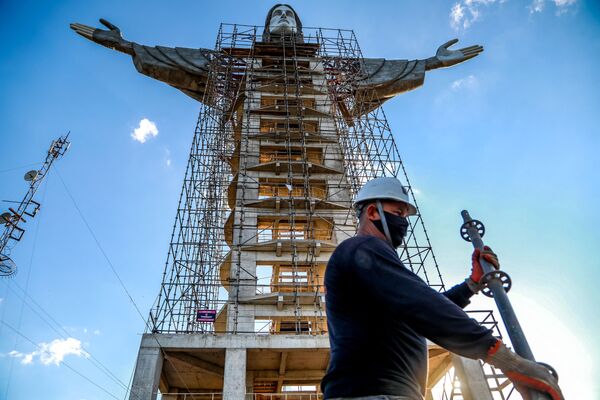 Возведение новой статуи Иисуса Христа в бразильском городе Энкантадо  - Sputnik Беларусь